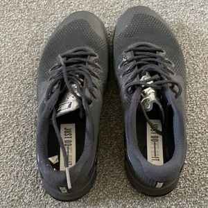 Metcon 4 Nike- worn like 3-4 times.